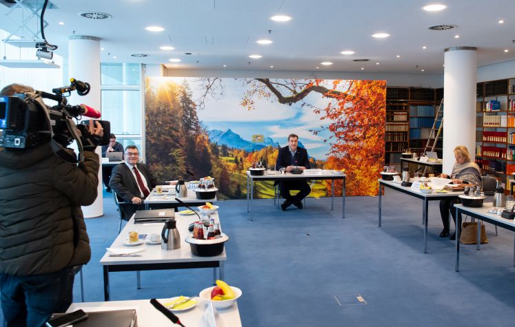 gruene-cdu-csu-sonnenblume-lederhose-soeder-greenwash