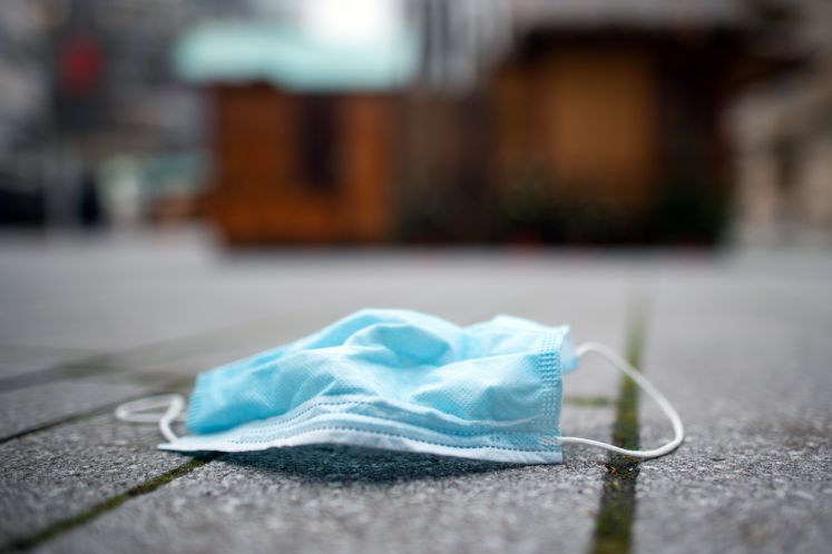 mediziner-corona-arzt-verschwoerungstheorien-patienten-maske-bhakdi