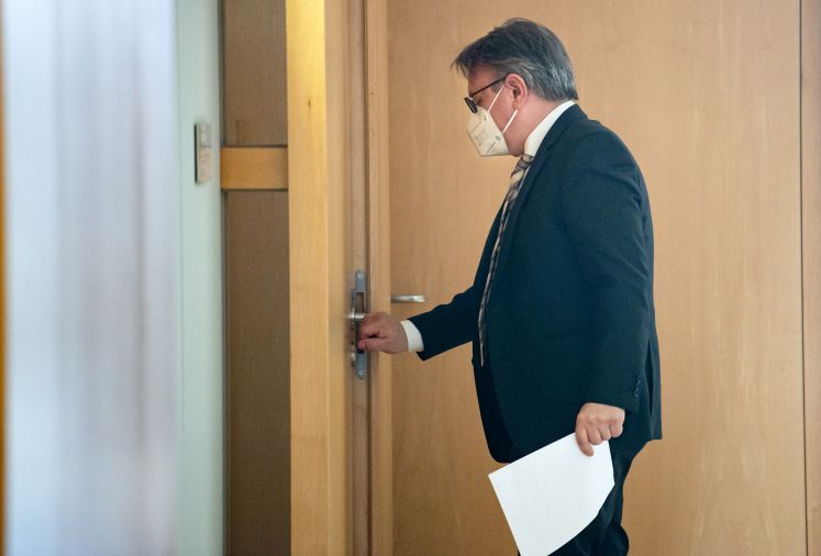 /innenpolitik/georg-nuesslein-anfangsverdacht-staatsanwaltschaft-steuerhinterziehung-bestechlichkeit