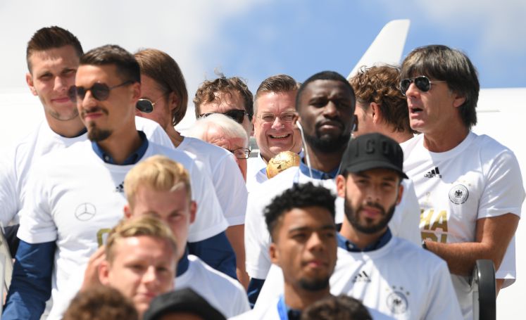 profifussball-corona-bayern-muenchen-katar-politik-privilegien