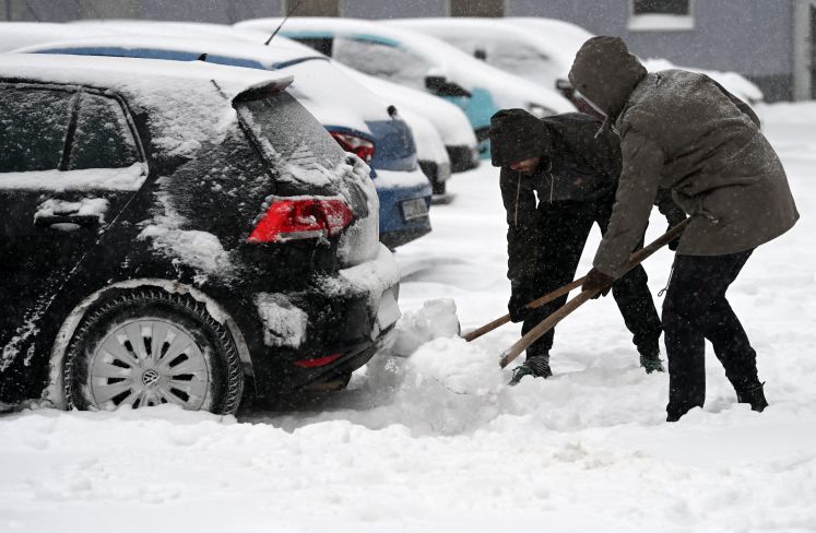 flockdown-winter-nation-wetter-schneechaos-bahn-coronakrise