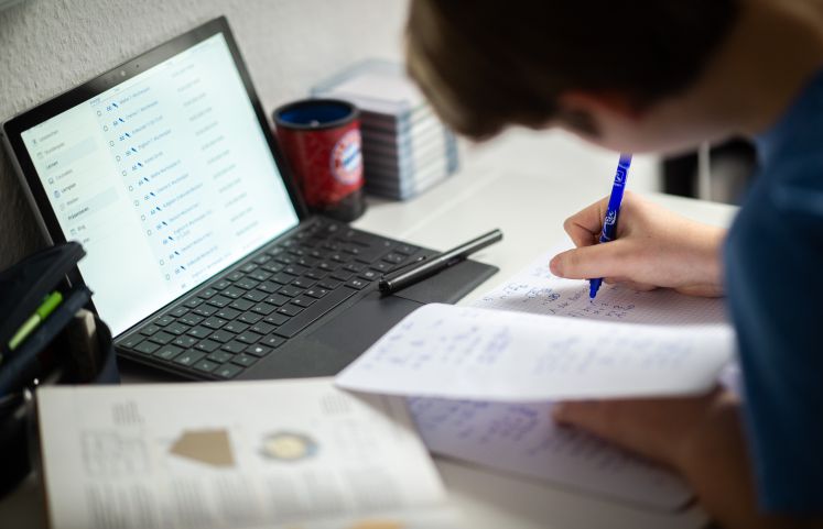 unterricht-pandemie-schulen-digital-landesschuelersprecher-bayern-homeschooling