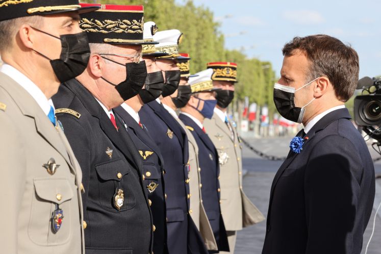 ex-generaele-emmanuel-macron-frankreich-militaer-putsch-wahlen-marine-le-pen