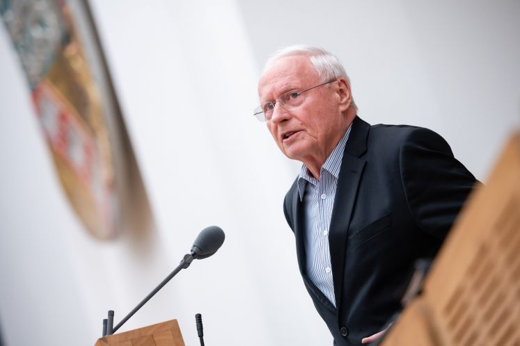 Der Fraktionsvorsitzende Oskar Lafontaine (Linke) spricht während der Plenarsitzung des saarländischen Landtags. Am Morgen findet die 36. Sitzung der aktuellen Legislaturperiode statt