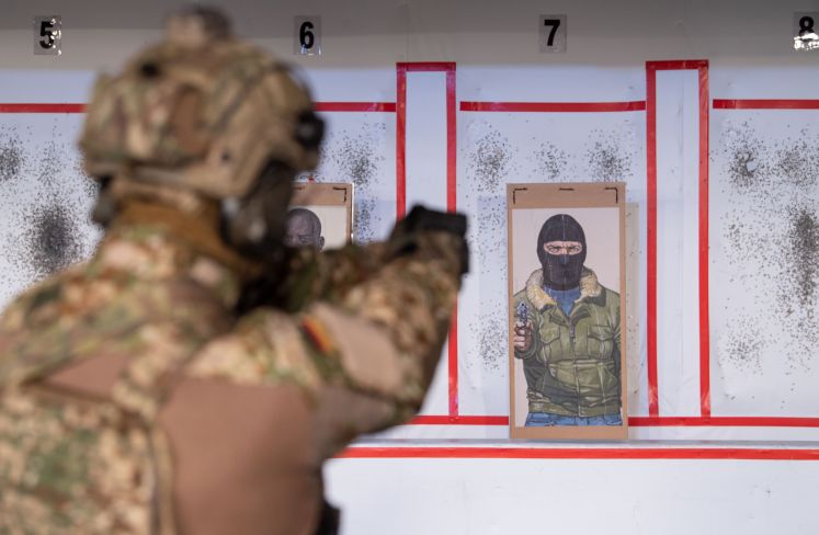 Rechtsextremismus in Bundeswehr und Polizei - Unheilvolle Kräfte