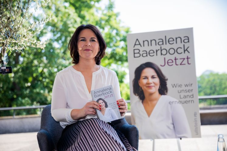 plagiatsvorwurfe-gegen-baerbock-lest-lieber-das-wahlprogramm