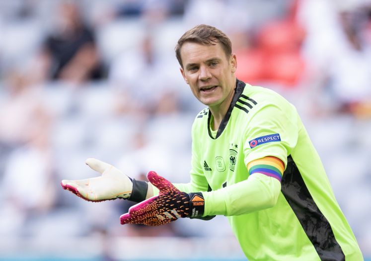 Deutschlands Torwart Manuel Neuer klatsch nach dem Spiel in die Hände