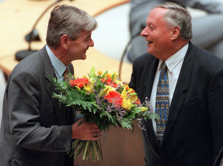 Mit Blumen in der Hand begrüßt der Fraktionsvorsitzende von Bündnis 90/Die Grünen, Joschka Fischer (l), am 10.9.1997 zu Beginn des zweiten Tages der Haushaltsdebatte im Bonner Bundestag den SPD-Vorsitzenden Oskar Lafontaine. 