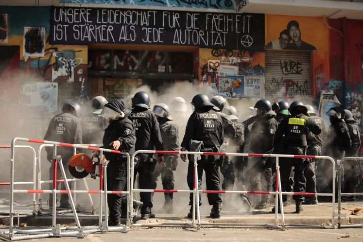 rigaer-strasse-hausbesetzer-brandschutz-krawalle-polizei-gruene-florian-schmidt