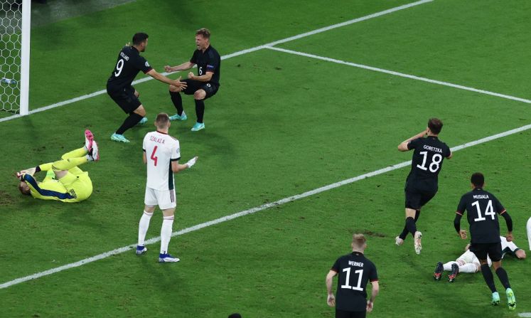 Deutsche Fußballnationalspieler nach dem 2:2 gegen Ungarn