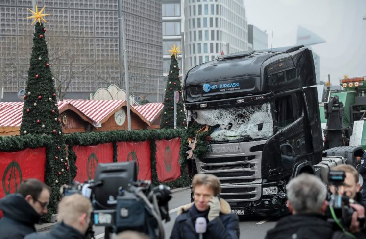 Zerstörter LKW auf dem Berliner Breitscheidplatz nach dem Terroranschlag in 2016