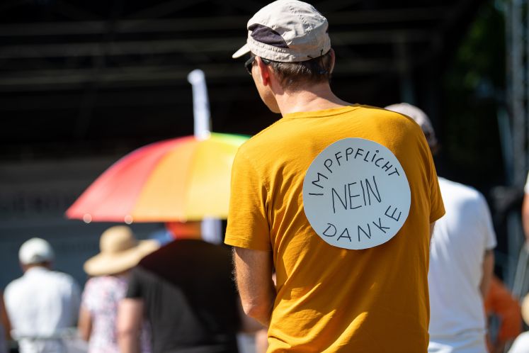 Ein Mann während Protesten gegen die Coronaimpfung