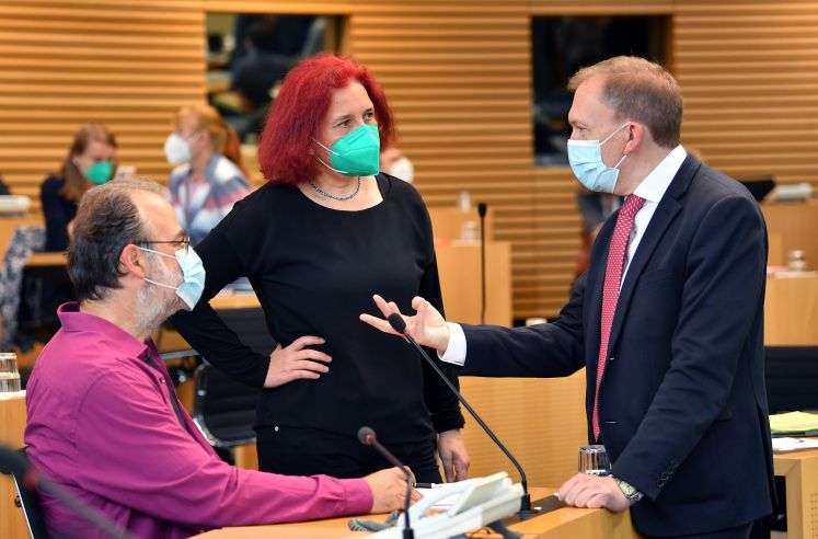 Steffen Dittes (l-r, Die Linke), Astrid Rothe-Beinlich (Bündnis90/Die Grünen) und Matthias Hey (SPD), Fraktionsvorsitzende ihrer Parteien, sprechen im Plenarsaal des Thüringer Landtags