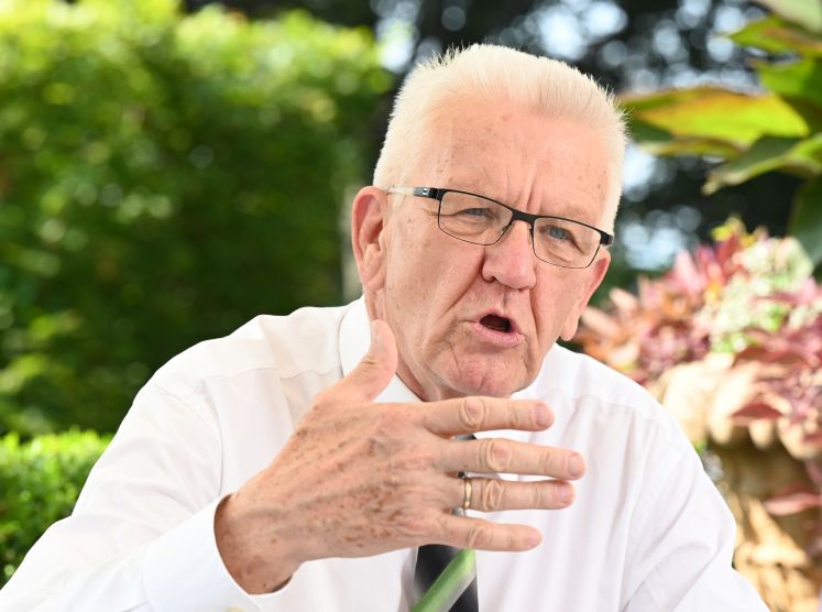 Winfried Kretschmann auf der Terrasse seines Amtssitzes in Baden-Württemberg