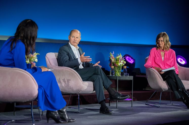 Olaf Scholz (SPD, M), Kanzlerkandidat und Bundesminister der Finanzen, spricht bei der Gesprächsreihe "Brigitte Live"
