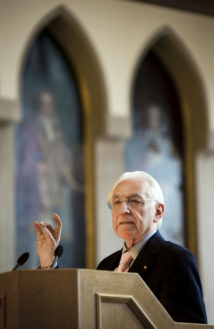 Ernst Elitz an einem Rednerpult