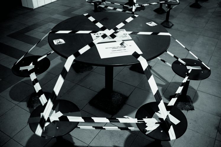 Mit Absperrband beklebter Tisch