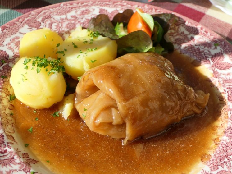 Kohlroulade mit Kartoffeln und Sauce