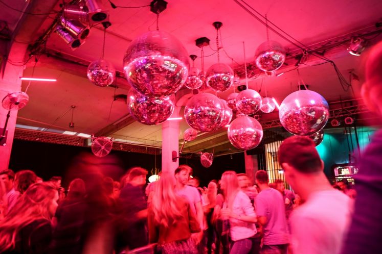 debatte-um-lockerungen-fallen-die-einschraenkungen-fuer-geimpfte-soeder-spahn