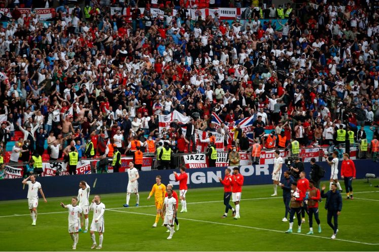 Fußballspieler und -fans im Wembley-Stadion