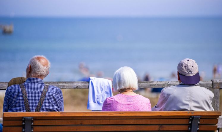 Ältere sitzend auf einer Bank