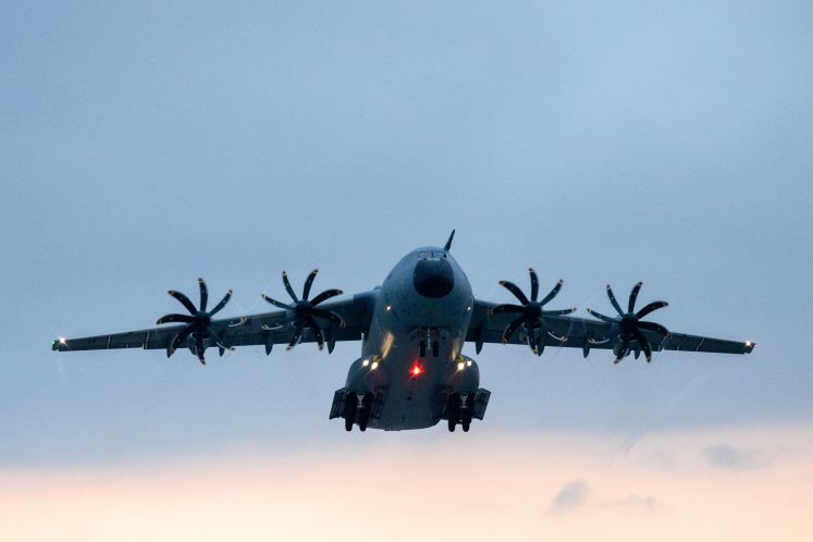 Ein Transportflugzeug der Luftwaffe hebt am frühen Morgen auf dem Fliegerhorst Wunstorf in Niedersachsen ab 
