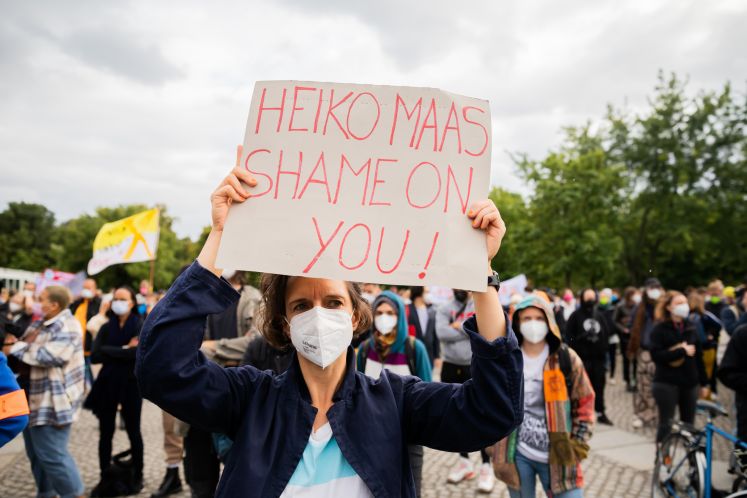 Demonstrantin fordert schnelle Evakuierung in Afghanistan