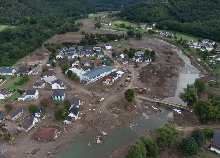  Zerstörungen in Insul durch Hochwasser / dpa