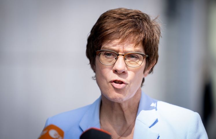 Annegret Kramp-Karrenbauer vor Mikrofonen