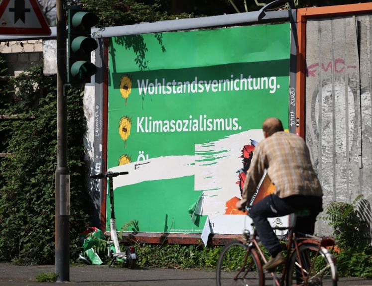 Halb abgerissenes Plakat der Aktion #GünerMist2021