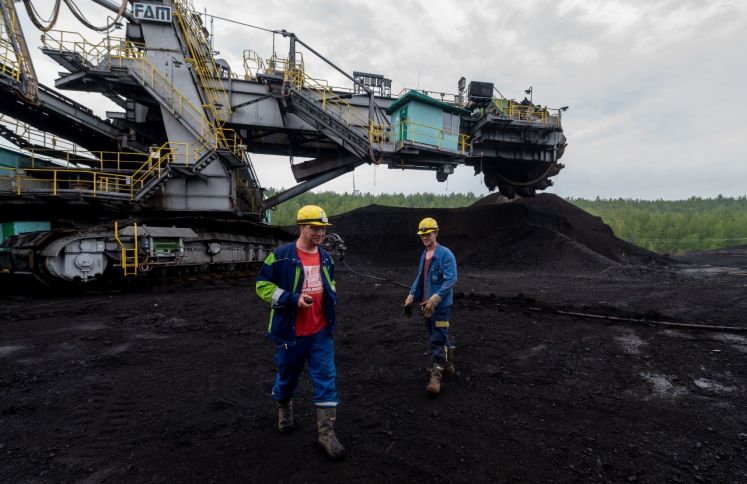 Zwei Männer in Schutzkleidung in einer Kohlegrube