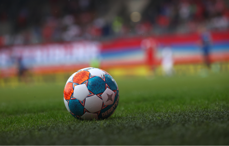 Derbystar-Fußball auf Rasen in Stadion