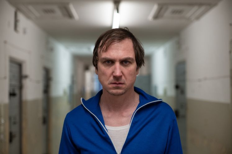Lars Eidinger in der Rolle des Frank Walter in einem Gefängnis