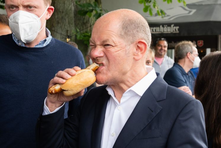 Olaf Scholz beißt in Bratwurst