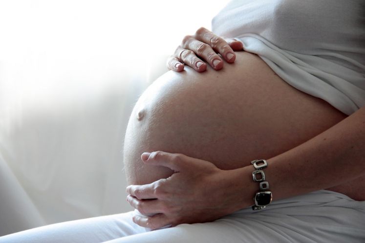 Schwangere hält sich Bauch