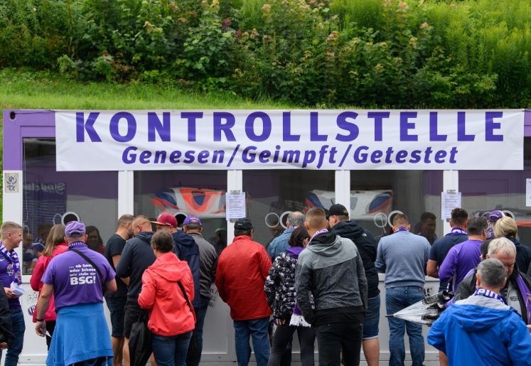 Zuschauer eines Fußball-Bundesliga-Spiels an einer Corona-Kontrollstelle