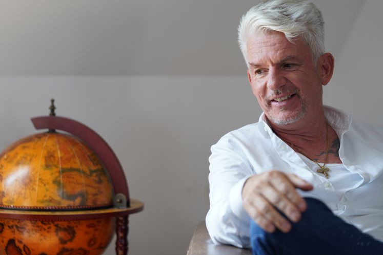 Autor Heinz Strunk, aufgenommen in seiner Wohnung. Am 20.07.2021 erscheint sein Roman «Es ist immer so schön mit dir»