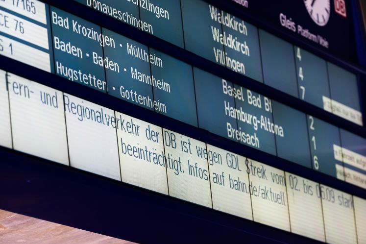 Eine Anzeigetafel im Freiburger Hauptbahnhof informiert Reisende über Beeinträchtigungen im Fern- und Regionalverkehr aufgrund eines Streiks.