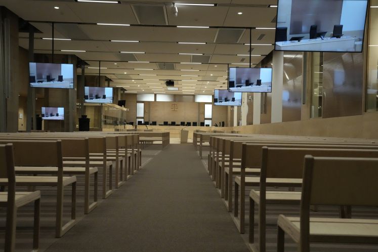 Ein speziell gebauter Gerichtssaal im Gerichtsgebäude. In einem riesigen, speziell angefertigten Gerichtssaal werden in Frankreich 20 Männer angeklagt, die an den Terroranschlägen des Islamischen Staates vom 13. November 2015 in Paris beteiligt waren.
