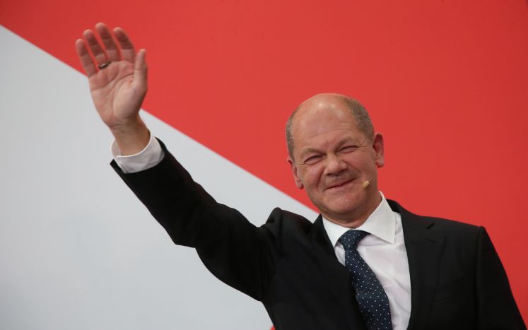 Olaf Scholz, Finanzminister und SPD-Kanzlerkandidat, winkt während der Wahlparty im Willy-Brandt-Haus.