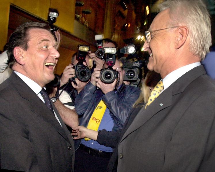 Der damalige Kanzler Gerhard Schröder (l) und Unions-Kanzlerkandidat für die Bundestagswahl 2002, Edmund Stoiber, bei einem Treffen in Berlin. Zum Schluss lachte Schröder/ dpa