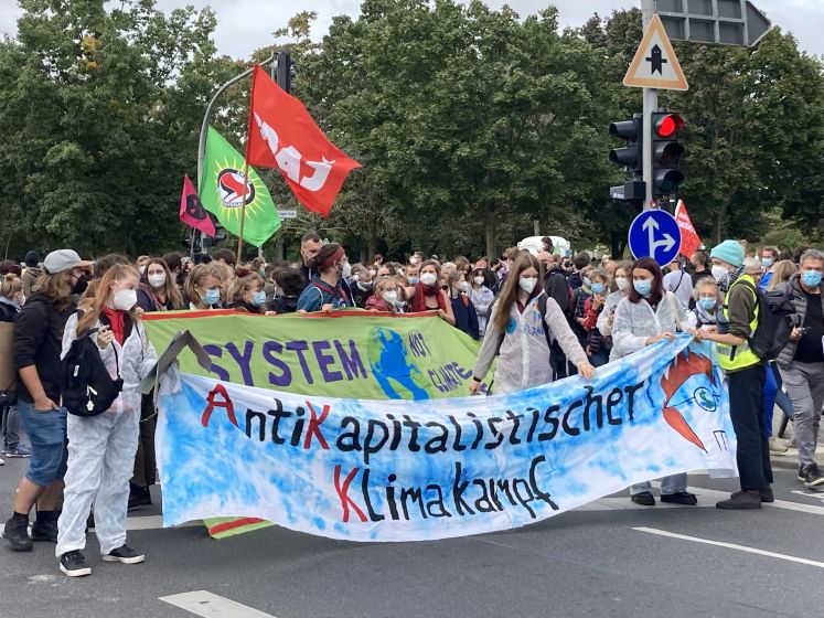 Linksradiale Parolen bei der Klimastreik-Demo in Berlin / dg