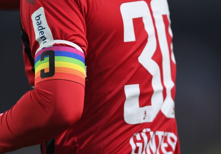 Regenbogenfarbene Mannschaftsbinde im Fußball