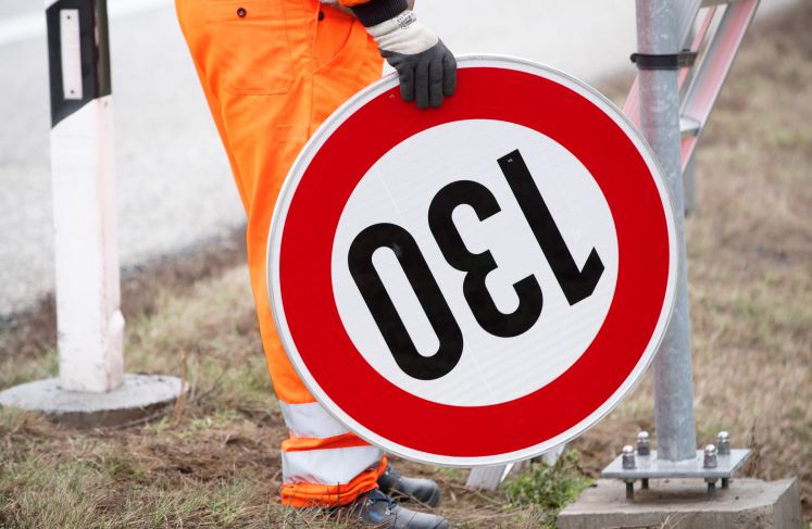 Verkehrsschild Tempo 130