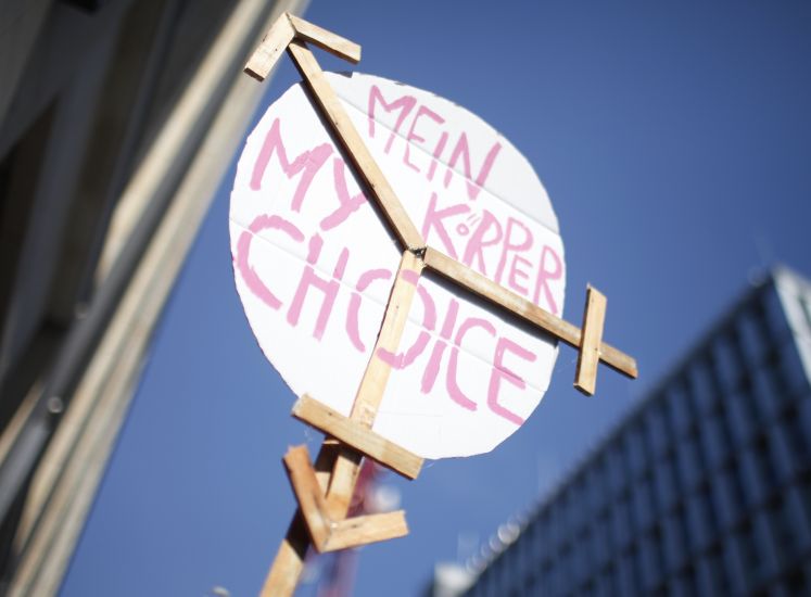 „Mein Körper. My Choice“ steht auf einem Schild