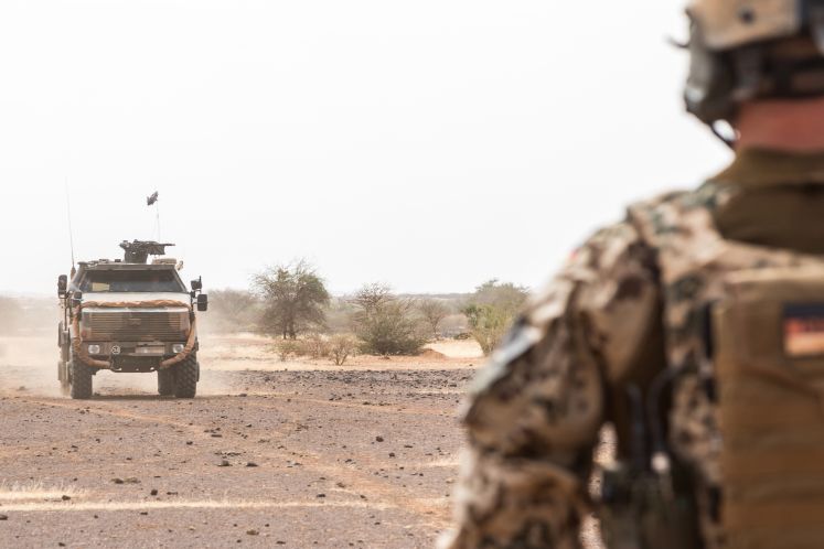 Ein Fahrzeug vom Typ Dingo der Gebirgsjäger fährt durch die Wüste während einer Aufklärungsmission im Rahmen der UN-Mission MINUSMA in Gao. 