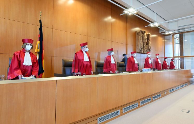Der Zweite Senat beim Bundesverfassungsgericht, (l-r) Astrid Wallrabenstein, Ulrich Maidowski, Monika Hermanns, Peter Müller, Doris König (Vorsitz), Peter M. Huber, Sibylle Kessal-Wulf und Christine Langenfeld, eröffnet die mündliche Verhandlung zu Äußerungsbefugnissen von Regierungsmitgliedern.