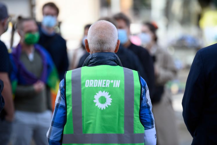 Ordner mit gendergerechter Warnweste