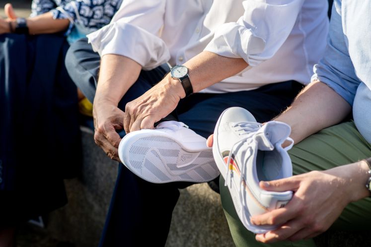 Sneakers werden angezogen