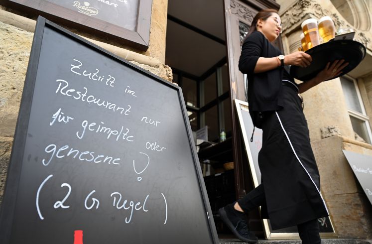 Schild am Eingang eines Restaurants - Zutritt nur für Geimpfte oder Genesene / dpa